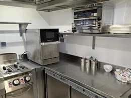 cOCINA EQUIPADA CON HORNO RÁPIDO DE COCCIÓN ACELERADA 